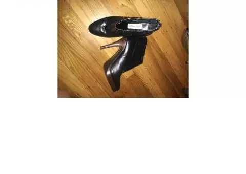 Steve Madden Size 6 heeled black booties